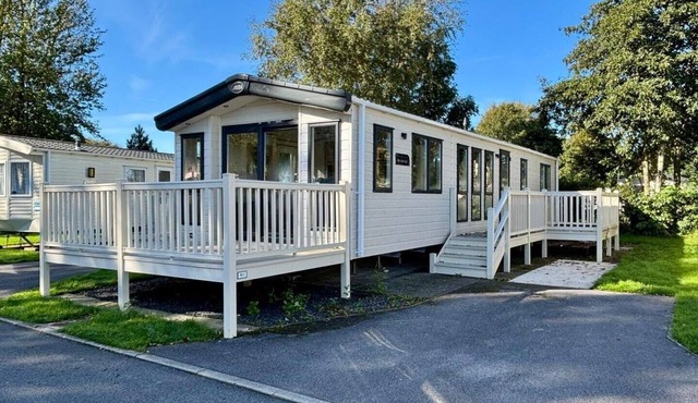 HEDGEROW LODGE, family friendly, with a garden in Grange-Over-Sands
