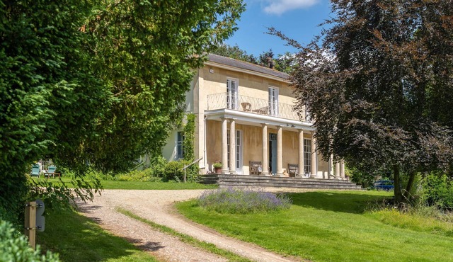 Henge Estate: Sleeps 24 max | Manor House | Hot Tub | Garden