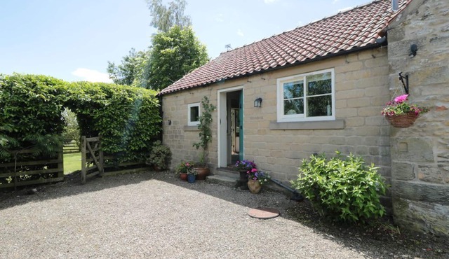 HENHOUSE COTTAGE, open-plan, Gillamoor