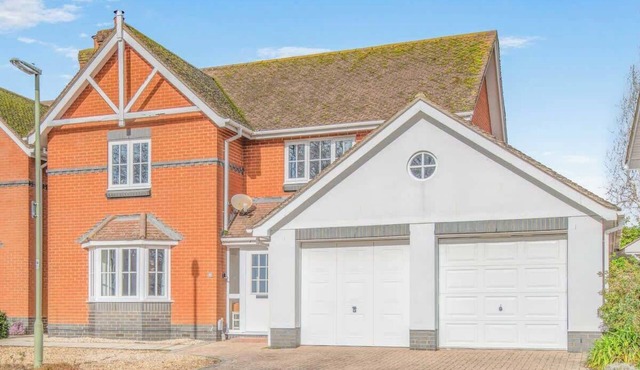 Henrow House Lymington Detached 4-Bed with Hot Tub