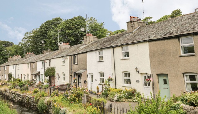 HERDWICK COTTAGE, pet friendly, with open fire in Cark In Cartmel