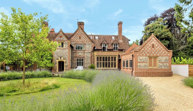 HIGGINSON HOUSE, pet friendly, with open fire in Marlow