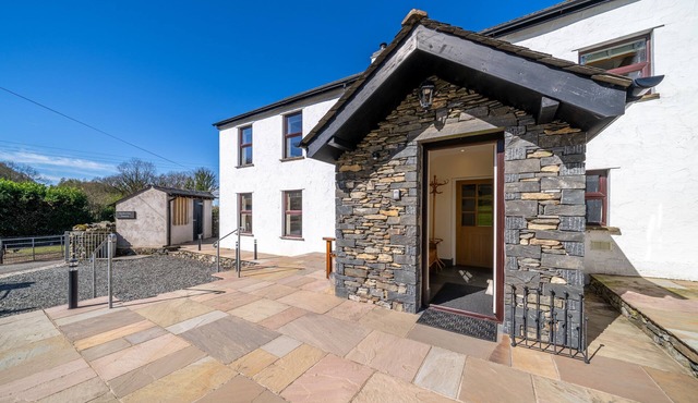 High Brow Edge Farm House - Large house with a log-burner and valley views.