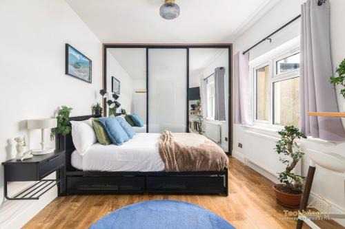 High-End Studio Free WashDryFold Near Wembley