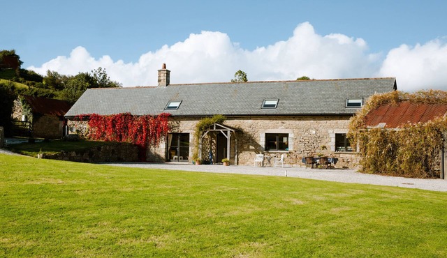 HIGHER WEDDICOTT BARN, pet friendly, with a garden in Chagford