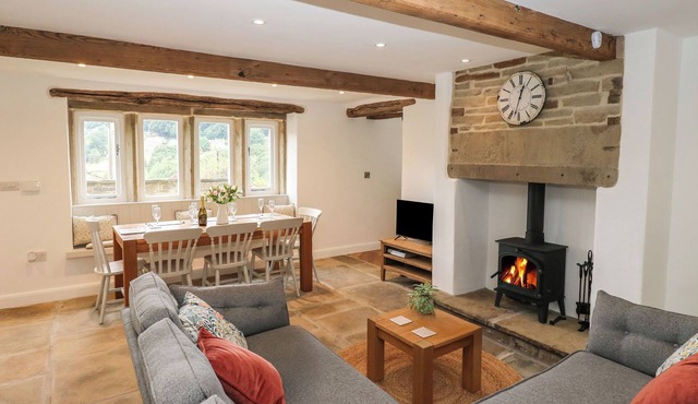 HILL TOP COTTAGE, pet friendly, with open fire in Holmfirth