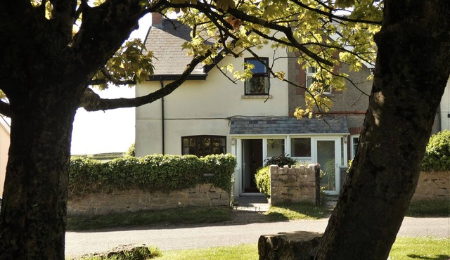 HILLCREST, pet friendly, with open fire in Oxwich