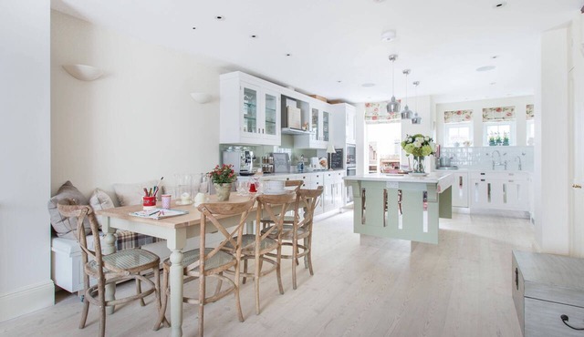 Hillgate Place - Three Bedroom Apartment, Sleeps 5