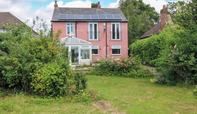 HILLSIDE, pet friendly, character holiday cottage in Holmer Green