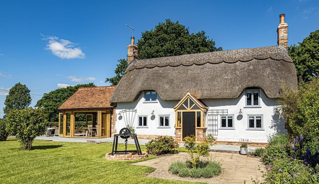 Hilltop Cottage - a thatched cottage that sleeps up to 4 guests in 2 bedrooms