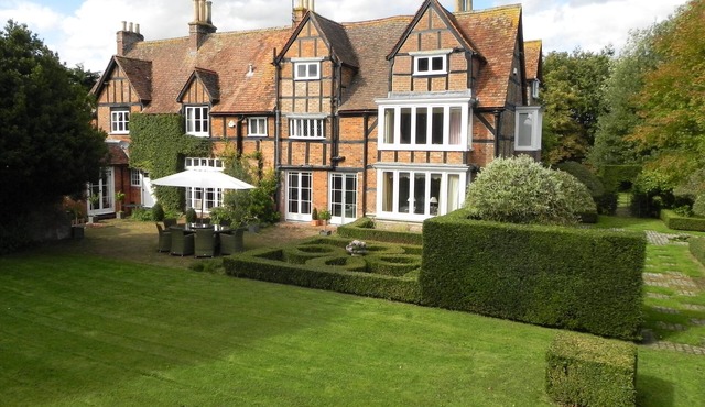 Historic country house with grass tennis court - ideal for entertaining