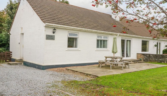 HOLLY COTTAGE, family friendly, with open fire in Ballachulish