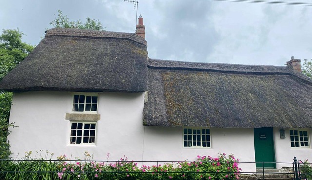 HOLLY COTTAGE, pet friendly, character holiday cottage in Helmsley