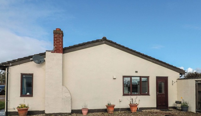 HOLLY TREE COTTAGE, pet friendly, with a garden in Northallerton