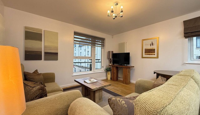 Holyrood Apartment with parking & lift access