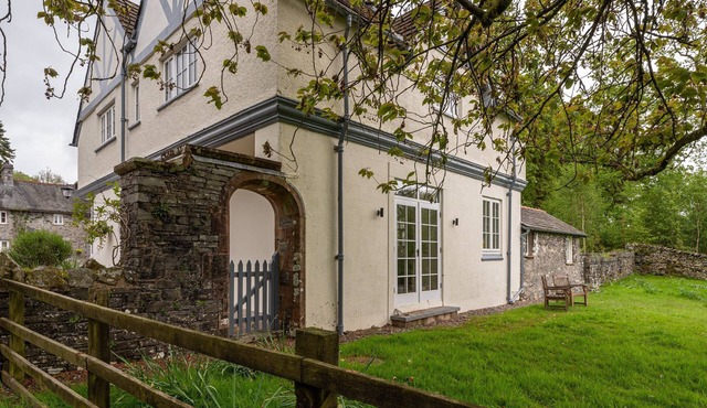 Home Farmhouse - sleeps 8 guests in 4 bedrooms