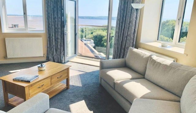 Homely 2 bedroom apartment&stunning seaside views