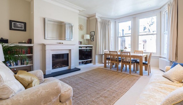Homely 2 Bedroom Victorian Apartment in Hampstead
