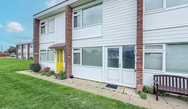 Homely chalet to hire in Scratby nearby the beach in Norfolk ref 76166B