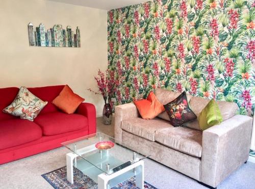 Homely & Cosy 3 Bed Birch Close House with Free Parking, Garden & Sleeps 8