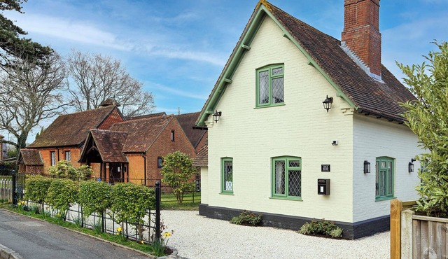 Homely Cottage near Paultons Park with hot tub