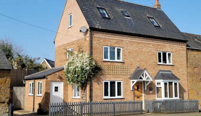 HONEYSUCKLE COTTAGE (MIDDLE TYSOE), pet friendly in Tysoe