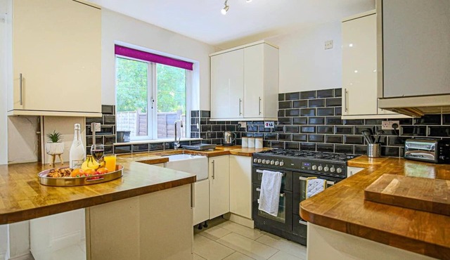Hornbeam House with Garden, Parking and Smart TV
