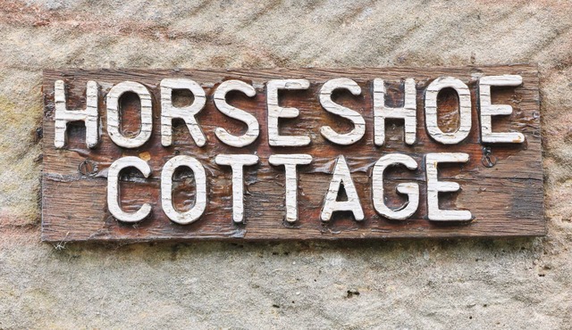 HORSE SHOE COTTAGE, pet friendly, with a garden in Cheadle
