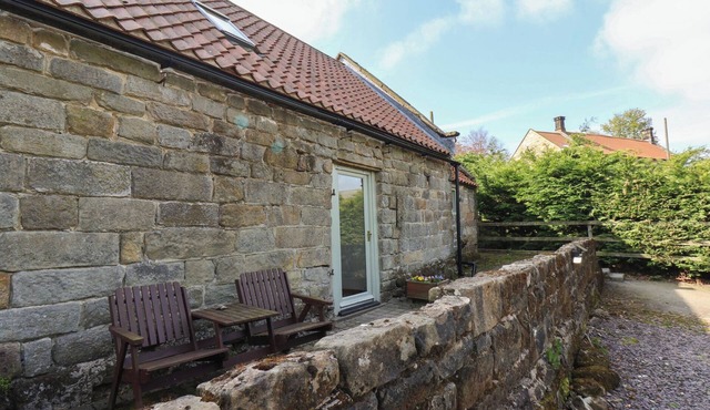 HORSESHOE COTTAGE, pet friendly, with a garden in Great Ayton