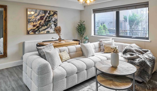 Host & Stay | Chic Townhouse by the Docks
