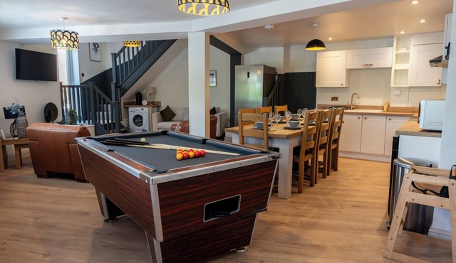 Hosta & Hosta A - Cotswold's 9 Bedroom Cosy Home with Pool Table and Canal Walks