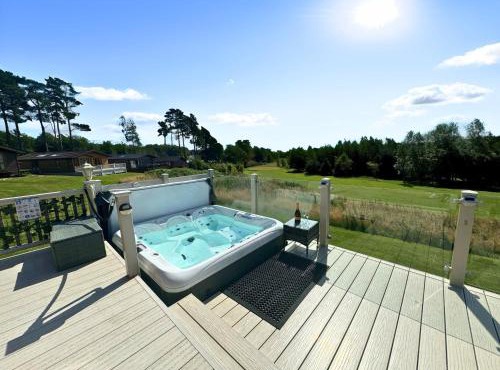 Hot Tub Lodge, Panoramic Views & Free Golf, Dog Friendly
