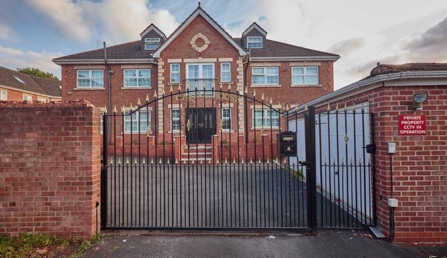 House In the Heart of town 15 min from Manchester City. (Sleeps 15+)