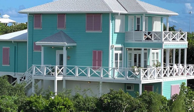 House on Sea of Abaco with dock. 3 bed with extra bunk room below. Sleeps 6-8.