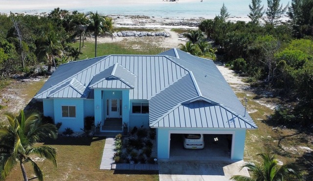 House on the Beach! Private 3-bedroom Beach house in Grand Bahamas.