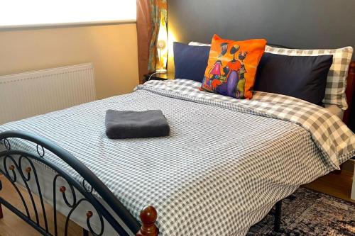 House - Sleeps 10 - Garden - Parking