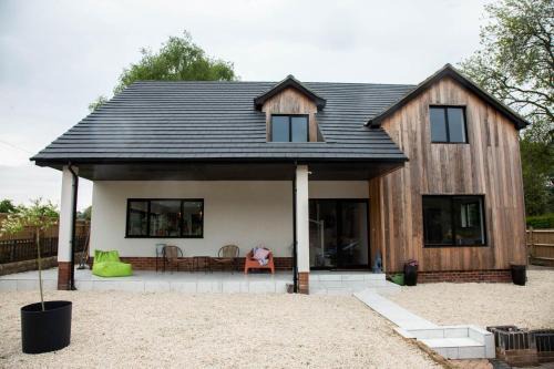 House Sleeps 10 with Enclosed Garden