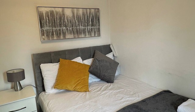 House Sleeps 22 With Wifi