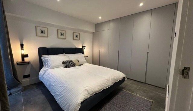 House - Sleeps 4 & Free Parking