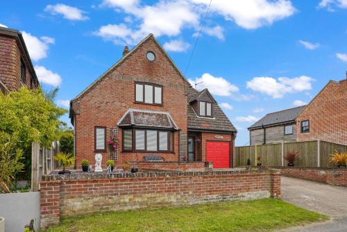 House - Sleeps 6 & Free parking