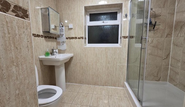 House Sleeps 6 with Parking and Garden