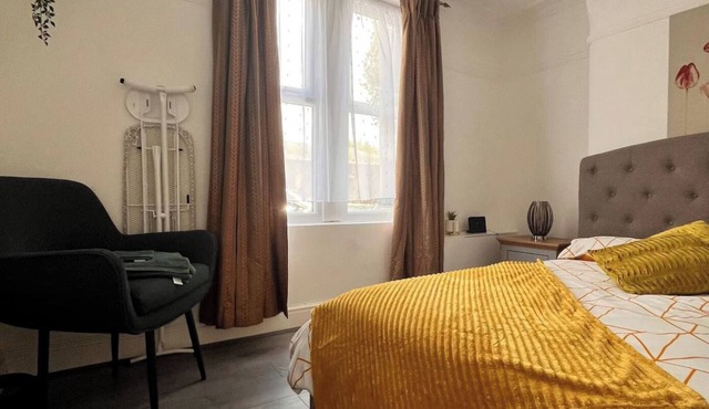 House - Sleeps 8 - Parking