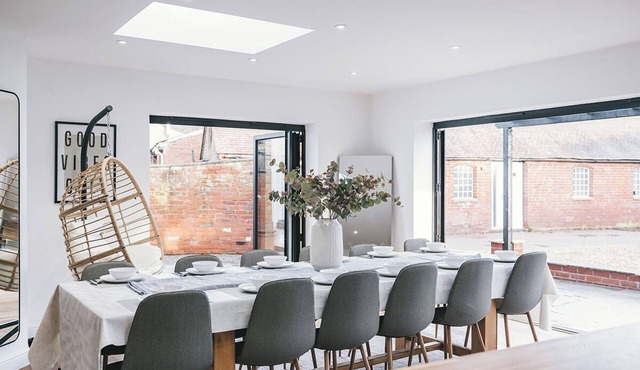 House with a cinema and games room, sleeps 17