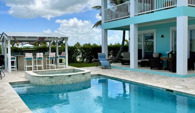 House with Pool, Tiki Bar, and Dock/Boat Slip in Treasure Cay, Abaco