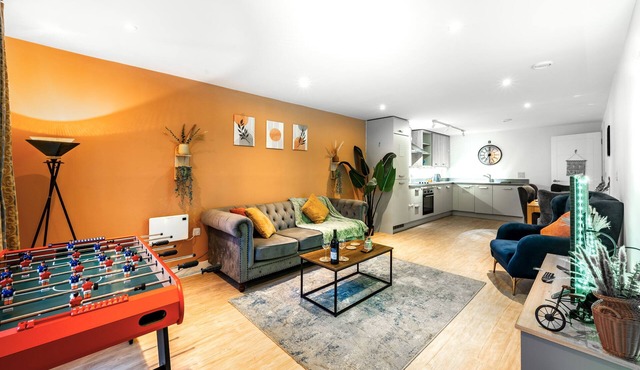 Huge Digbeth Apt, Sleeps 8, 5bed, Free Parking.