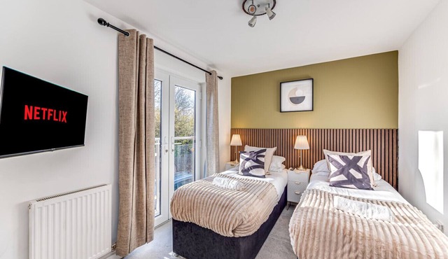 Hunsbury House Sleeps 5 SkyTV Free Parking Self-Check-In Yoko Property