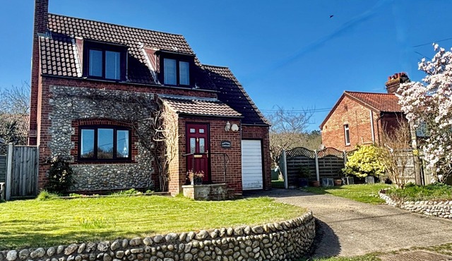 Idylic location a 10 minute stroll from East Runton's beautiful sandy beach