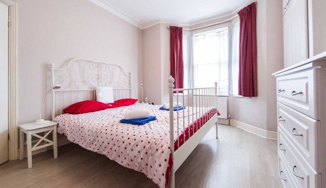 In ZONE 2/3 charming 2 bedroom garden apartment in the East End of London