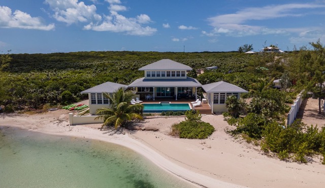 Incredible location! Perfect for families. Beautiful sheltered beach Heated pool