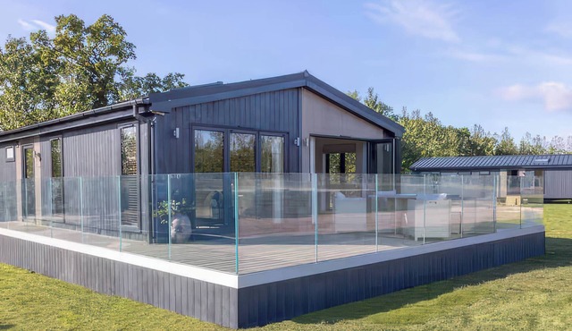 ISCA LODGE - WITH DECKING, pet friendly, with a garden in Wombleton